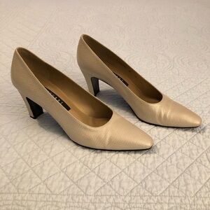 Stuart Weitzman pump heel. Size 8.